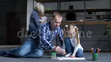 爱<strong>看孩子</strong>的爸爸和十几岁的女儿在家画画